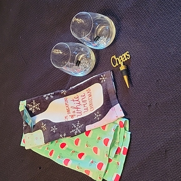 NWT Bundle, 2 festive kitchen towels, wine stopper & 2 stemless wine glasses - Picture 1 of 7